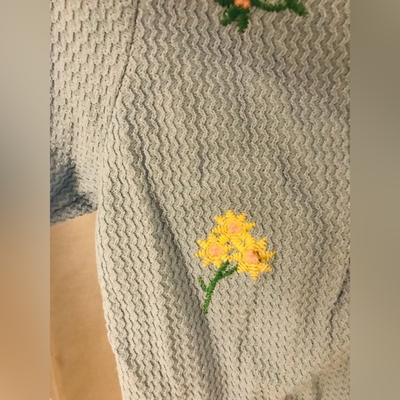 Rihoas button up top - Picture 4 of 4